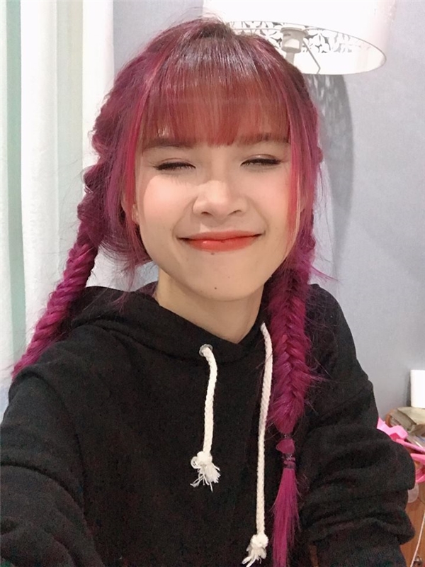 Tò mò lý do Khởi My luôn nhuộm tóc màu nổi, hóa ra lúc để tóc đen trông ‘không nhận ra’ thế này