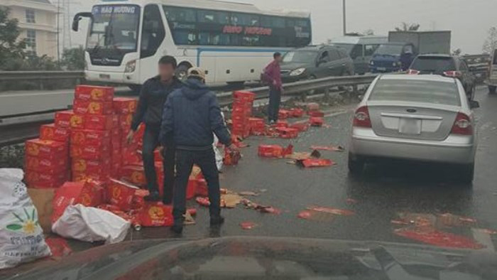 Hà Nội: Tài xế ‘khóc không ra nước mắt’ vì xe chở Coca gặp nạn trên cao tốc, bất lực nhìn người dân đổ xô ra ‘hôi của’