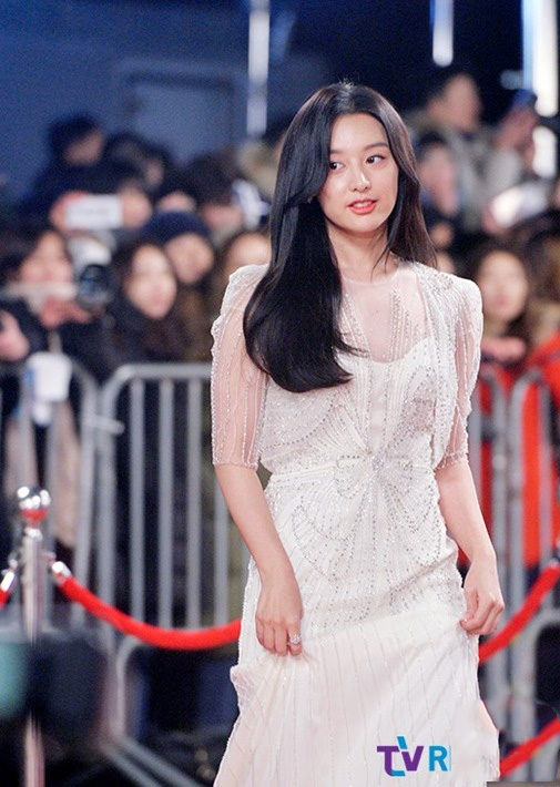 Đọ dáng thảm đỏ cuối năm, Kim Ji Won quá xinh đẹp, bạn gái cũ Lee Min Ho có ‘mất điểm’ vì chiếc váy?