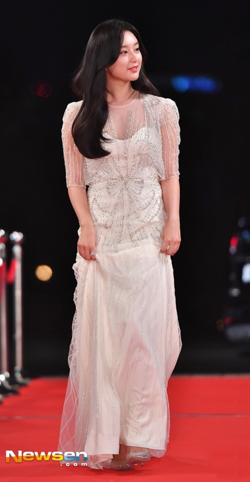 Đọ dáng thảm đỏ cuối năm, Kim Ji Won quá xinh đẹp, bạn gái cũ Lee Min Ho có ‘mất điểm’ vì chiếc váy?