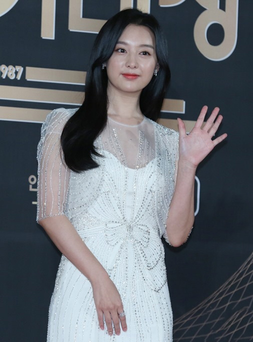 Đọ dáng thảm đỏ cuối năm, Kim Ji Won quá xinh đẹp, bạn gái cũ Lee Min Ho có ‘mất điểm’ vì chiếc váy?