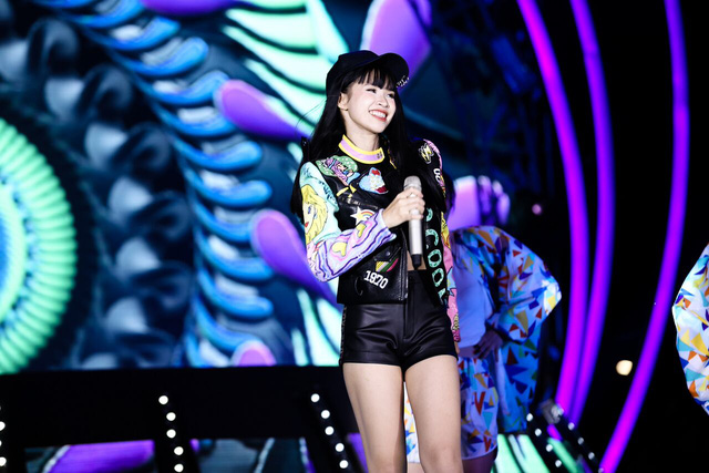 Tò mò lý do Khởi My luôn nhuộm tóc màu nổi, hóa ra lúc để tóc đen trông ‘không nhận ra’ thế này