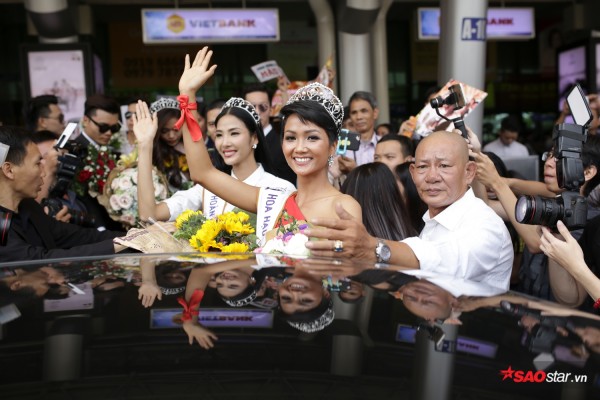 Top 3 Hoa hậu Hoàn vũ xuất hiện ở sân bay, Hoàng Thùy, Mâu Thủy siêu tự tin, H’Hen Niê bước ra ai cũng nhìn vì bộ váy nổi bật