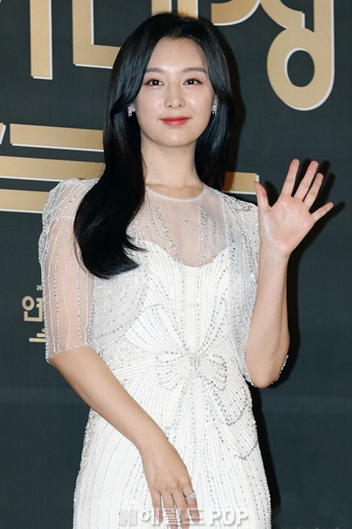 Đọ dáng thảm đỏ cuối năm, Kim Ji Won quá xinh đẹp, bạn gái cũ Lee Min Ho có ‘mất điểm’ vì chiếc váy?