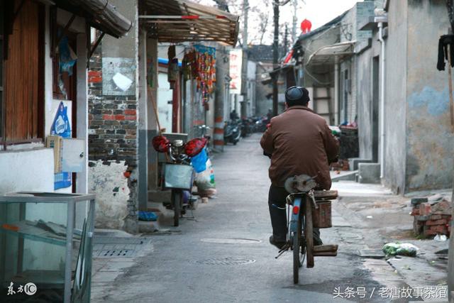 Chủ tiệm nói &#8216;dạy 1 chữ đổi 1 tô mì&#8217;, cô bé đói quá liền đồng ý, không ngờ 20 năm sau, mỗi tháng ông đều nhận được&#8230;