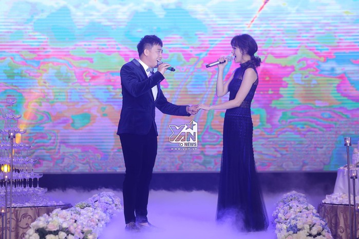 Đến dự đám cưới em gái Trấn Thành, chị dâu Hari Won góp vui lên hát nhìn bộ đồ ai cũng nhìn vì quá đẹp