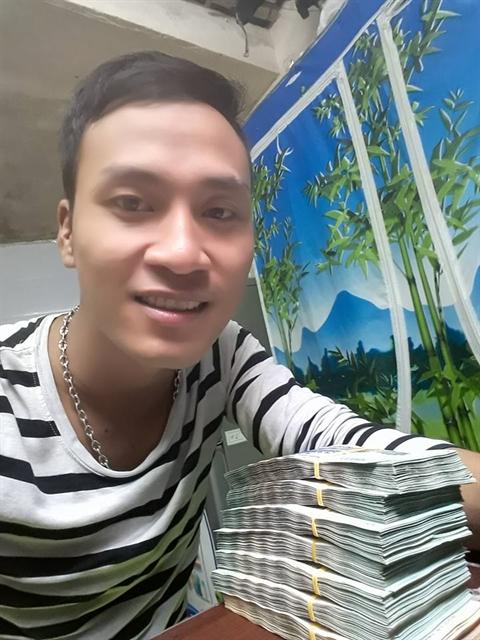 Chàng sinh viên nhặt được 320 triệu, anh vội đem đến đồn công an, khi biết tin bố liền nói…