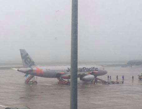 Máy bay Jetstar vừa cất cánh ở Nội Bài đã vội hạ cánh ngay tức khắc, khách được phát vé trắng và giấu lý do