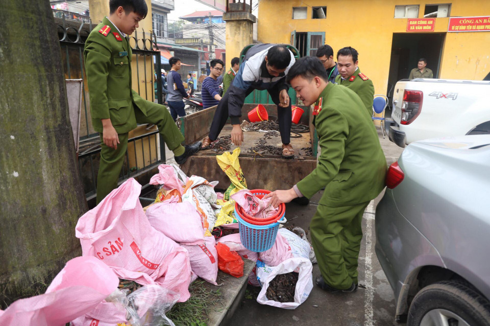 Bắc Ninh: Thu được 500 kg đầu đạn quanh khu vực phát nổ và tạm giữ chủ kho phế liệu để điều tra