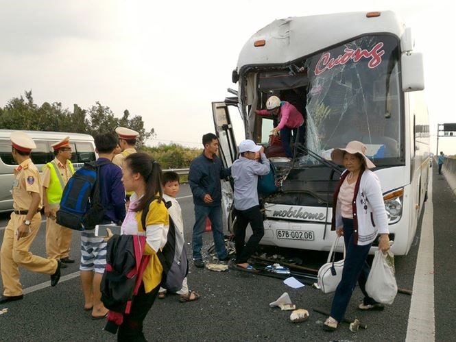 TP.HCM: Lên thành phố, nào ngờ xe khách &#8216;toác đầu&#8217; sau cú chạm đuôi trời giáng, tiếng khóc khắp nơi