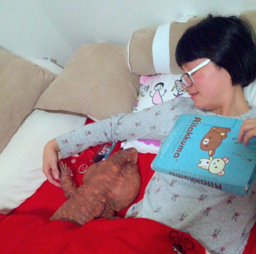 Cô gái có sở thích lạ, đều ôm &#8216;quái vật máu lạnh&#8217; này đi ngủ hàng đêm, chồng cô còn đồng ý&#8230;