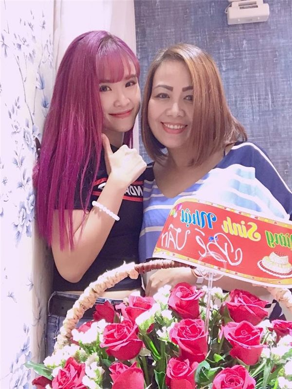 Tò mò lý do Khởi My luôn nhuộm tóc màu nổi, hóa ra lúc để tóc đen trông ‘không nhận ra’ thế này