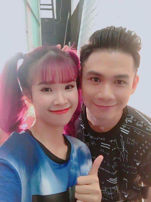 Tò mò lý do Khởi My luôn nhuộm tóc màu nổi, hóa ra lúc để tóc đen trông ‘không nhận ra’ thế này