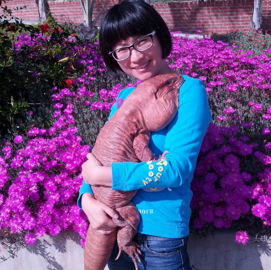 Cô gái có sở thích lạ, đều ôm &#8216;quái vật máu lạnh&#8217; này đi ngủ hàng đêm, chồng cô còn đồng ý&#8230;