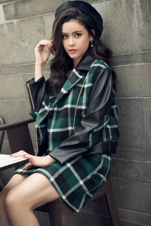 Sau ồn ào đời tư, Trương Quỳnh Anh đi dạo phố ngắm cảnh mà cứ khư khư chiếc kính đen, đến lúc bỏ kính ra ai cũng ngắm nhìn