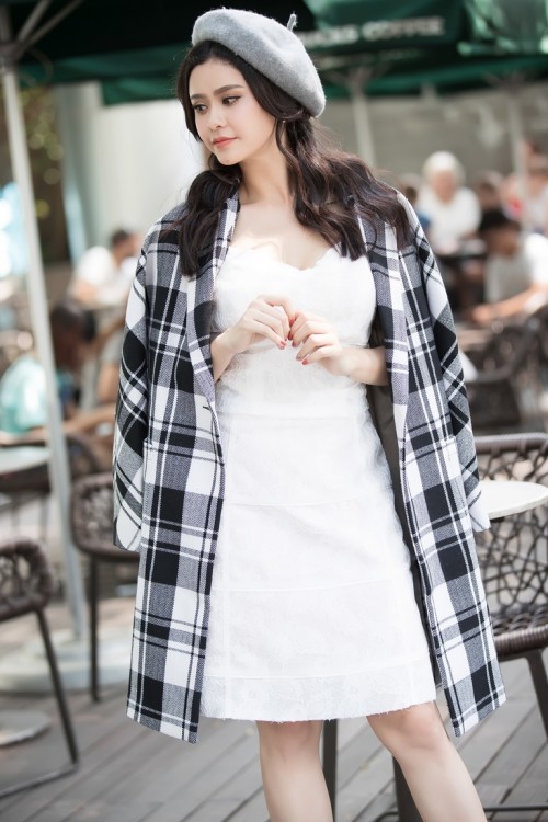 Sau ồn ào đời tư, Trương Quỳnh Anh đi dạo phố ngắm cảnh mà cứ khư khư chiếc kính đen, đến lúc bỏ kính ra ai cũng ngắm nhìn