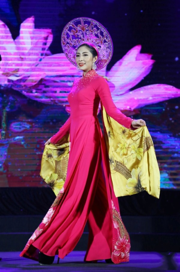 Từng chê Lê Âu Ngân Anh không xứng đáng làm HH, đến lúc đọ sắc cùng nhau thì Đặng Thu Thảo phải hối hận