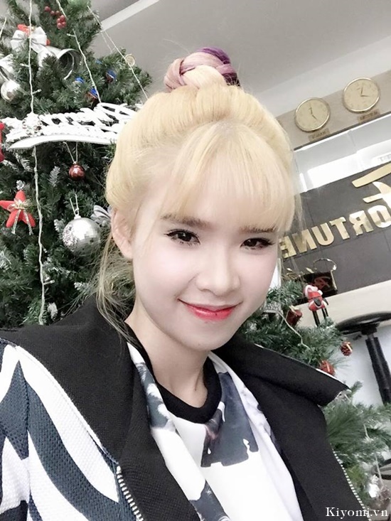 Tò mò lý do Khởi My luôn nhuộm tóc màu nổi, hóa ra lúc để tóc đen trông ‘không nhận ra’ thế này