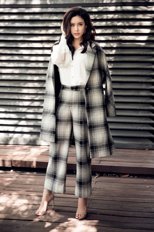 Sau ồn ào đời tư, Trương Quỳnh Anh đi dạo phố ngắm cảnh mà cứ khư khư chiếc kính đen, đến lúc bỏ kính ra ai cũng ngắm nhìn