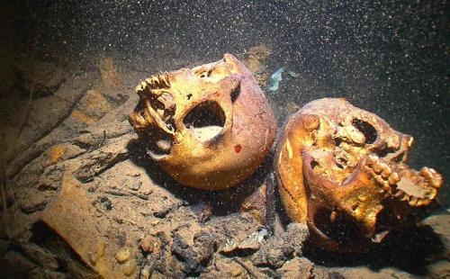 Lặn xuống hồ sâu 50 mét ông bắt gặp cảnh tượng tàn nhẫn: 10 bộ hài cốt phụ nữ nhà Thanh bị xích sắt quấn chặt