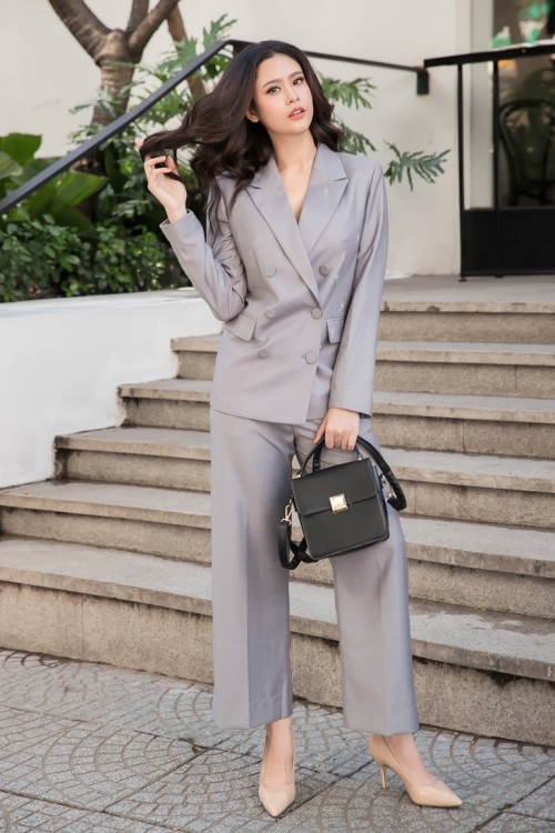 Sau ồn ào đời tư, Trương Quỳnh Anh đi dạo phố ngắm cảnh mà cứ khư khư chiếc kính đen, đến lúc bỏ kính ra ai cũng ngắm nhìn