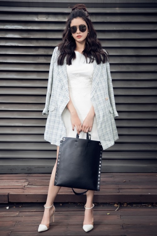 Sau ồn ào đời tư, Trương Quỳnh Anh đi dạo phố ngắm cảnh mà cứ khư khư chiếc kính đen, đến lúc bỏ kính ra ai cũng ngắm nhìn