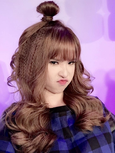 Tò mò lý do Khởi My luôn nhuộm tóc màu nổi, hóa ra lúc để tóc đen trông ‘không nhận ra’ thế này