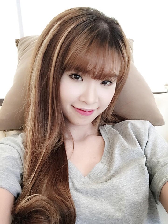 Tò mò lý do Khởi My luôn nhuộm tóc màu nổi, hóa ra lúc để tóc đen trông ‘không nhận ra’ thế này