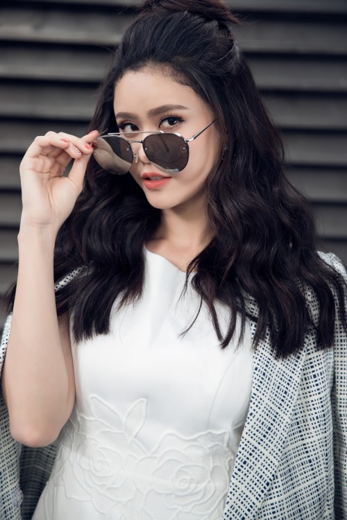 Sau ồn ào đời tư, Trương Quỳnh Anh đi dạo phố ngắm cảnh mà cứ khư khư chiếc kính đen, đến lúc bỏ kính ra ai cũng ngắm nhìn