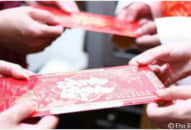 Dẫn bạn gái về ra mắt, bố mẹ tôi lì xì cô ấy 2 triệu, khi chúng tôi rời đi, mẹ tìm thấy 1 phong bao 20 triệu khác