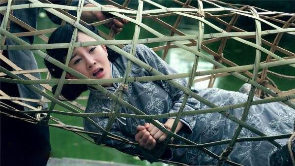 Lặn xuống hồ sâu 50 mét ông bắt gặp cảnh tượng tàn nhẫn: 10 bộ hài cốt phụ nữ nhà Thanh bị xích sắt quấn chặt