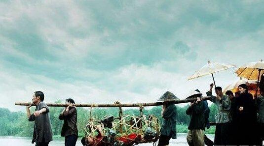 Lặn xuống hồ sâu 50 mét ông bắt gặp cảnh tượng tàn nhẫn: 10 bộ hài cốt phụ nữ nhà Thanh bị xích sắt quấn chặt