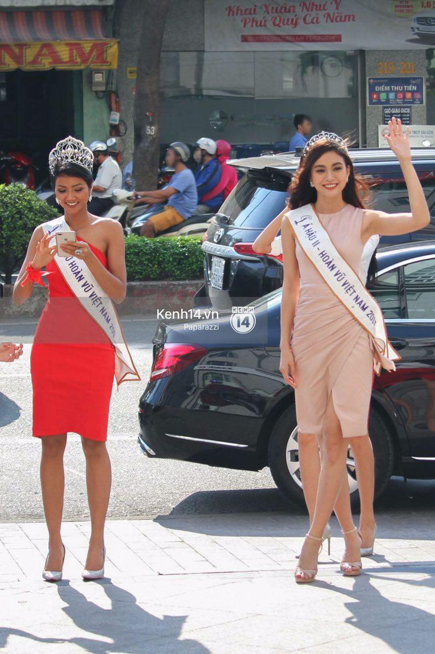 Bức ảnh khiến bạn đau đầu nhất ngày: Á hậu Mâu Thủy có mấy chân đây nhỉ?