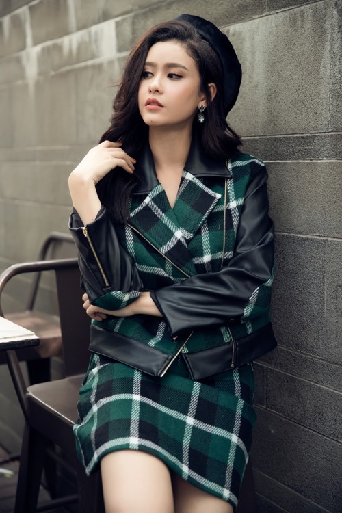 Sau ồn ào đời tư, Trương Quỳnh Anh đi dạo phố ngắm cảnh mà cứ khư khư chiếc kính đen, đến lúc bỏ kính ra ai cũng ngắm nhìn