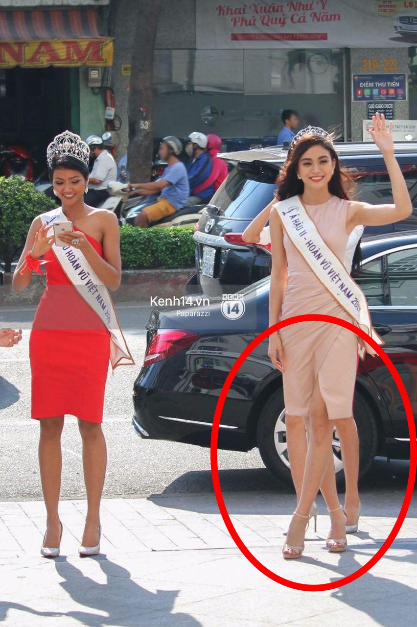 Bức ảnh khiến bạn đau đầu nhất ngày: Á hậu Mâu Thủy có mấy chân đây nhỉ?