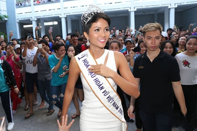 Về thăm trường hậu đăng quang, H’Hen Niê được chào đón nồng nhiệt, nhìn Phạm Hương 2 năm trước quá khác