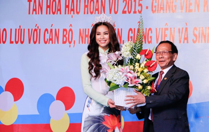 Về thăm trường hậu đăng quang, H’Hen Niê được chào đón nồng nhiệt, nhìn Phạm Hương 2 năm trước quá khác