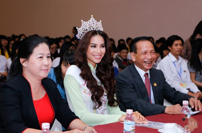 Về thăm trường hậu đăng quang, H’Hen Niê được chào đón nồng nhiệt, nhìn Phạm Hương 2 năm trước quá khác