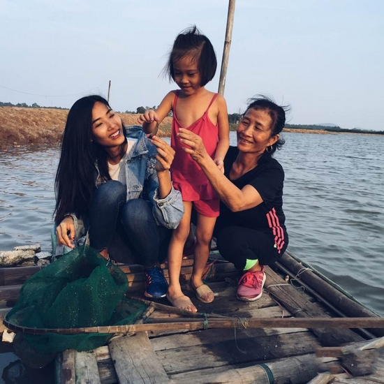 Thăm nhà H’Hen Niê đã nghẹn ngào rồi, về Thanh Hóa tìm gia đình Hoàng Thùy cũng thật bất ngờ