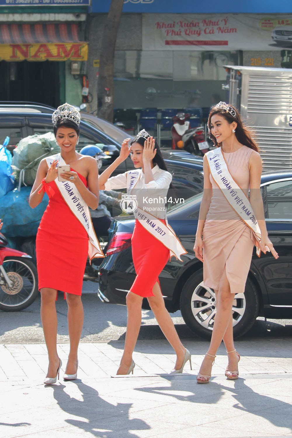 Bức ảnh khiến bạn đau đầu nhất ngày: Á hậu Mâu Thủy có mấy chân đây nhỉ?