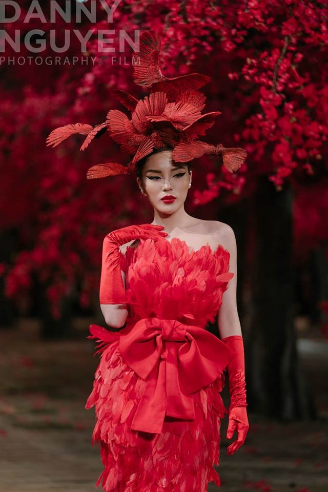 Hà Tăng quá xinh đẹp khi tái xuất catwalk sau 4 năm nhưng vẫn phải thua Kỳ Duyên 1 bậc, vừa bước ra ai cũng trầm trồ