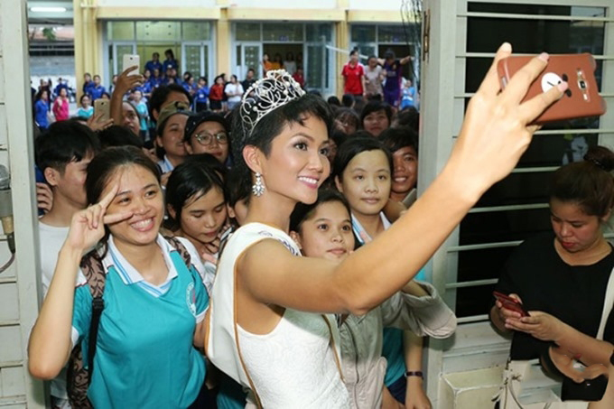 Về thăm trường hậu đăng quang, H’Hen Niê được chào đón nồng nhiệt, nhìn Phạm Hương 2 năm trước quá khác