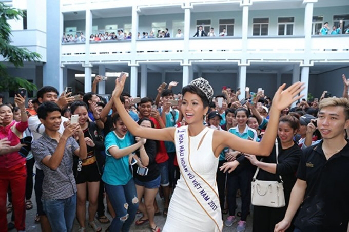 Về thăm trường hậu đăng quang, H’Hen Niê được chào đón nồng nhiệt, nhìn Phạm Hương 2 năm trước quá khác