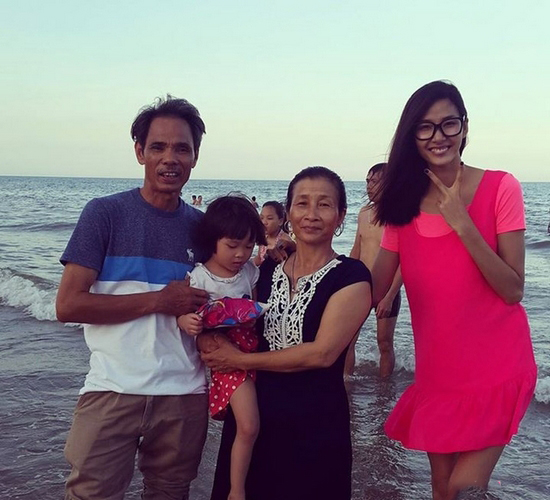 Thăm nhà H’Hen Niê đã nghẹn ngào rồi, về Thanh Hóa tìm gia đình Hoàng Thùy cũng thật bất ngờ