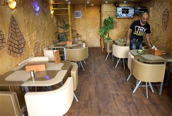 Bạn còn nhớ người đàn ông tị nạn ôm con gái bán bút kiếm sống? Sau khi nhận được 4 tỷ tiền từ thiện, hai bố con đã thay đổi rất nhiều