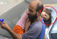 Bạn còn nhớ người đàn ông tị nạn ôm con gái bán bút kiếm sống? Sau khi nhận được 4 tỷ tiền từ thiện, hai bố con đã thay đổi rất nhiều