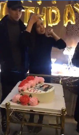 Hết tin đồn ly thân lại tái hợp, Tim bất ngờ xuất hiện trong tiệc sinh nhật Trương Quỳnh Anh nhưng biểu hiện như bị ép đến dự