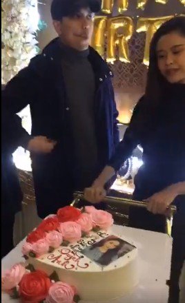 Hết tin đồn ly thân lại tái hợp, Tim bất ngờ xuất hiện trong tiệc sinh nhật Trương Quỳnh Anh nhưng biểu hiện như bị ép đến dự