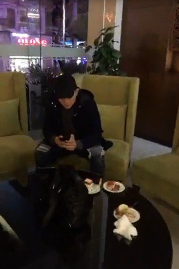 Hết tin đồn ly thân lại tái hợp, Tim bất ngờ xuất hiện trong tiệc sinh nhật Trương Quỳnh Anh nhưng biểu hiện như bị ép đến dự