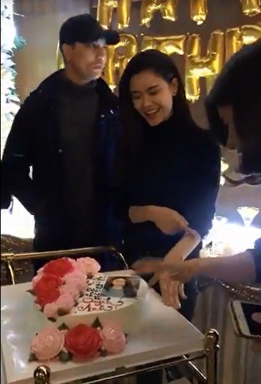 Hết tin đồn ly thân lại tái hợp, Tim bất ngờ xuất hiện trong tiệc sinh nhật Trương Quỳnh Anh nhưng biểu hiện như bị ép đến dự